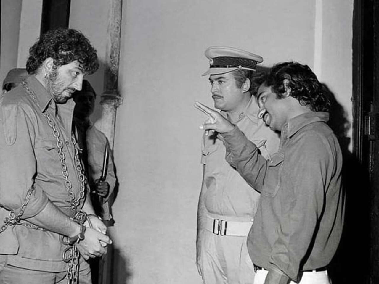 In this BTS, Amjad Khan (Gabbar) and Sanjeev Kumar (Thakur) are seen listening to a scene from Ramesh Sippy. While Anjad is seen tied up in chain, Sanjeev is decked up as an officer. (Pic Courtesy: Ramesh Sippy Instagram)